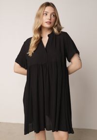 Born2be - Czarna Rozkloszowana Sukienka w Koszulowym Stylu z Bawełny Normae. Okazja: do pracy, na co dzień. Kolor: czarny. Materiał: bawełna. Typ sukienki: koszulowe. Styl: klasyczny, casual #1