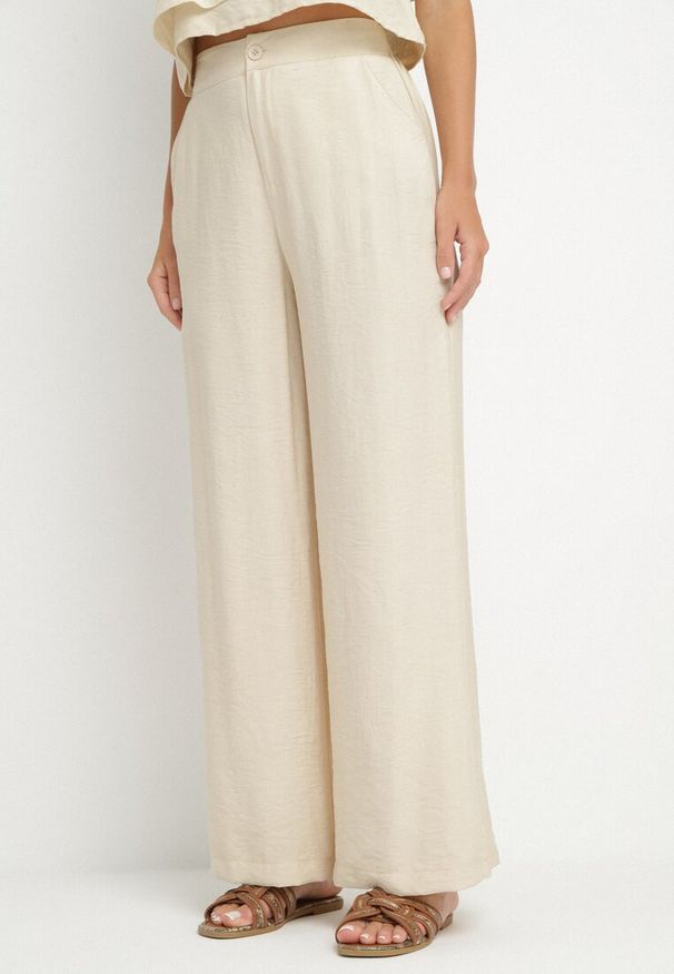 Born2be - Beżowy Komplet z Wiskozą Asymetryczny Top z Falbanką i Szerokie Spodnie Niraleine. Kolor: beżowy. Materiał: wiskoza. Wzór: aplikacja