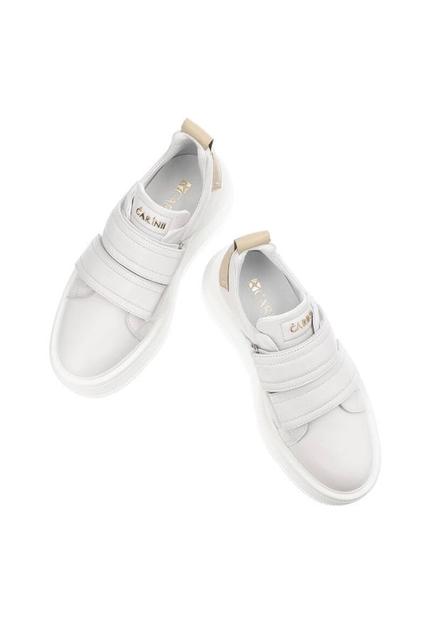 Białe Sneakersy Carinii Modne Na Obuwie Damskie. Zapięcie: rzepy. Kolor: biały. Materiał: skóra