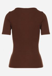 Born2be - Brązowy Prążkowany T-shirt z Bawełny Ozdobiony Guzikami Tasavia. Okazja: na co dzień. Kolor: brązowy. Materiał: prążkowany, bawełna. Wzór: aplikacja. Styl: casual, klasyczny #5