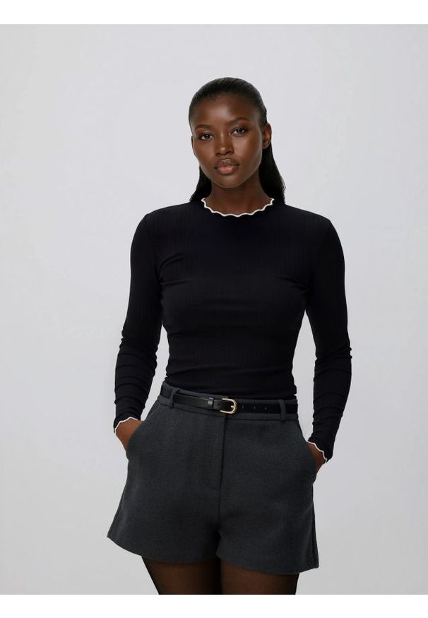 Reserved - Bluzka z kontrastową lamówką - czarny. Kolor: czarny. Materiał: wiskoza, dzianina