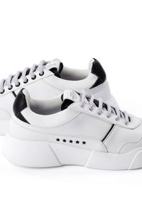 PREMIUM BASICS - Białe sneakersy z czarna piętą. Okazja: na co dzień. Kolor: biały. Materiał: poliester. Wzór: aplikacja #3