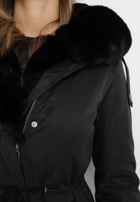Born2be - Czarna Nylonowa Kurtka Parka Płaszcz Ozdobiona Futerkiem Faelana. Okazja: na spacer, na co dzień, na spotkanie biznesowe, do pracy. Kolor: czarny. Materiał: futro, nylon. Wzór: aplikacja. Styl: casual, biznesowy #4