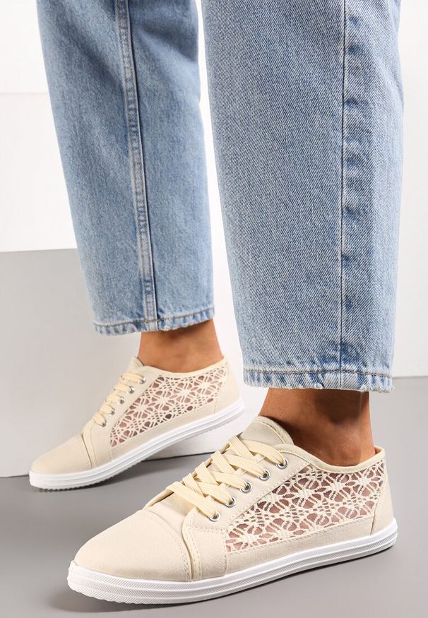 Renee - Beżowe Tenisówki z Ażurowymi Wstawkami Po Bokach Salessa. Okazja: na co dzień. Kolor: beżowy. Materiał: jeans. Wzór: ażurowy. Sezon: lato, wiosna. Obcas: na obcasie. Styl: casual. Wysokość obcasa: niski