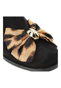 Czarne Botki S.Barski Eleganckie Buty Damskie Z Kokardą. Okazja: na co dzień. Kolor: czarny. Materiał: materiał. Szerokość cholewki: normalna. Wzór: motyw zwierzęcy, aplikacja. Obcas: na obcasie. Styl: elegancki. Wysokość obcasa: średni #4