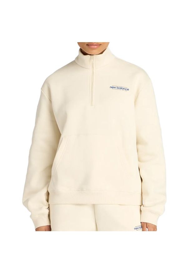 Bluza damska New Balance WT53513LIN - beżowa. Okazja: na co dzień. Typ kołnierza: kołnierzyk stójkowy. Kolor: beżowy. Materiał: poliester, dresówka, bawełna, materiał, prążkowany. Wzór: napisy, aplikacja. Styl: casual, klasyczny