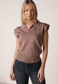 Born2be - Brązowa Wiskozowa Bluzka Sweterkowa z Usztywnionymi Ramionami i Kołnierzykiem Katano. Okazja: na co dzień. Kolor: brązowy. Materiał: wiskoza. Wzór: aplikacja. Styl: casual, elegancki, klasyczny #1