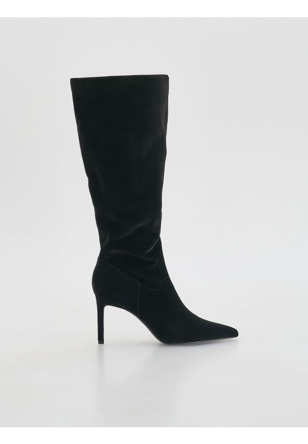 Reserved - Kozaki na obcasie - czarny. Kolor: czarny. Materiał: zamsz. Obcas: na obcasie. Wysokość obcasa: średni