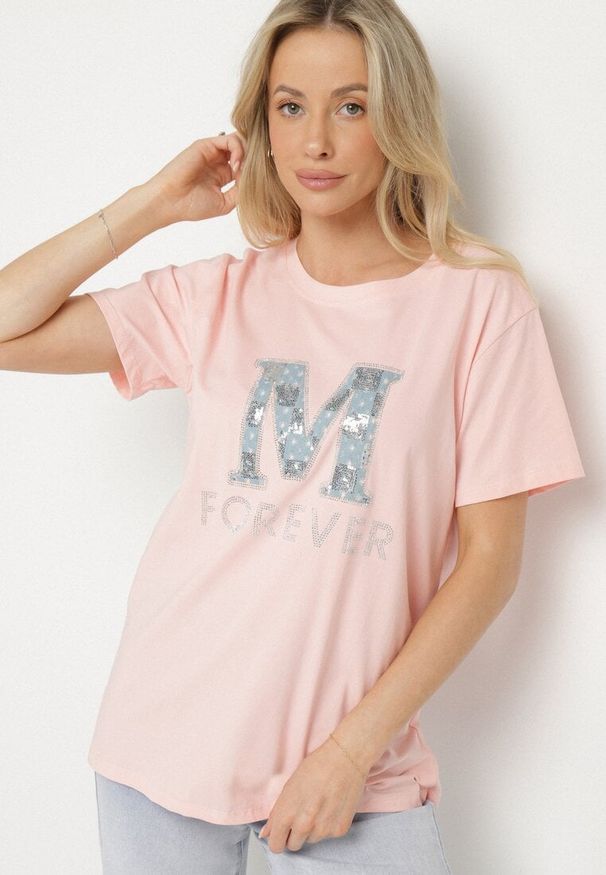 Born2be - Różowy T-shirt z Bawełny Ozdobiony Napisem i Cyrkoniami Olireth. Okazja: na co dzień. Kolor: różowy. Materiał: bawełna. Wzór: aplikacja, napisy. Styl: elegancki, casual
