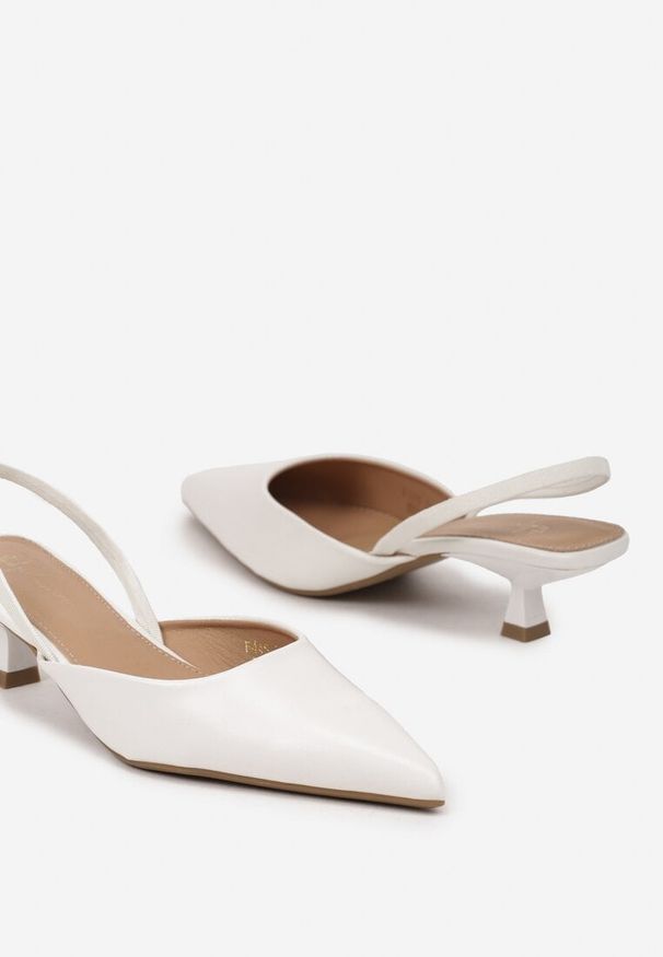 Renee - Białe Sandały na Kaczuszce Typu Slingback Donariel. Okazja: na co dzień. Kolor: biały. Materiał: jeans. Obcas: na szpilce. Styl: klasyczny, elegancki, wizytowy, casual. Wysokość obcasa: średni