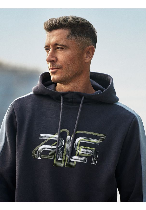 4f - 4F Bluza dresowa nierozpinana z kapturem męska 4F x Robert Lewandowski - szary XL. Okazja: na co dzień, na spacer. Typ kołnierza: kaptur. Kolor: szary. Materiał: dresówka. Styl: casual, sportowy