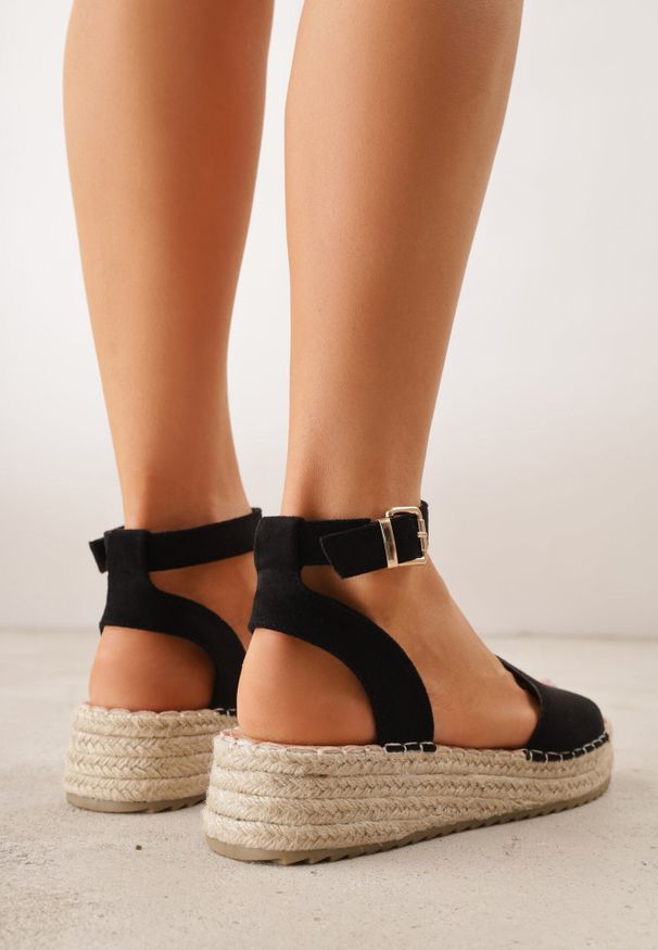 Born2be - Czarne Sandały VICES z Imitacji Zamszu na Niskim Koturnie z Plecionki Miralyn. Okazja: na co dzień, na imprezę. Zapięcie: pasek. Kolor: czarny. Materiał: zamsz. Sezon: lato. Obcas: na koturnie. Styl: elegancki, casual