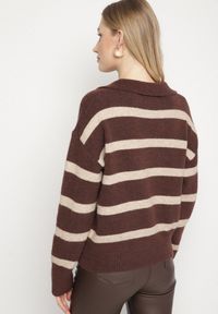 Born2be - Brązowy Sweter w Paski z Wełną i Dekoltem z Kołnierzykiem Tevana. Okazja: na co dzień. Typ kołnierza: dekolt w serek. Kolor: brązowy. Materiał: wełna. Wzór: paski. Styl: elegancki, casual, klasyczny #3