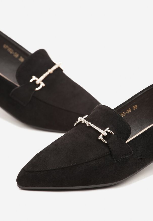 Renee - Czarne Mokasyny Vices ze Szpiczastym Noskiem Zdobione Aplikacją Rilosia. Okazja: na co dzień, do pracy, na spotkanie biznesowe. Nosek buta: szpiczasty. Kolor: czarny. Materiał: skóra, jeans. Wzór: aplikacja. Styl: biznesowy, casual, elegancki