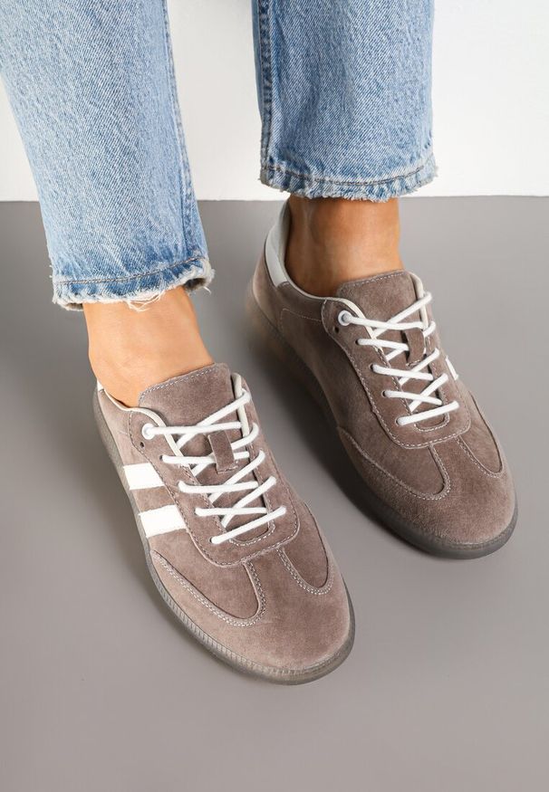 Born2be - Brązowe Skórzane Sneakersy na Płaskiej Podeszwie Ozdobione Paskami Nelavirae. Okazja: na co dzień. Zapięcie: pasek. Kolor: brązowy. Materiał: skóra. Wzór: aplikacja. Obcas: na płaskiej podeszwie