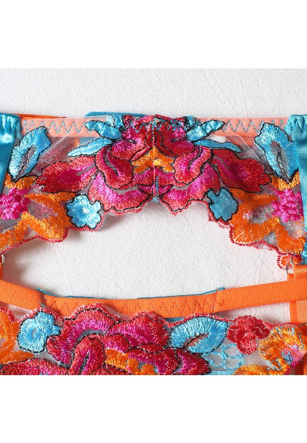 Intica - Komplet bielizny z kwiatowym haftem na specjalne okazje Banu. Kolor: czerwony. Materiał: materiał. Wzór: kwiaty, haft