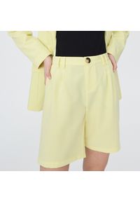 Sinsay - Spodnie bermudy - Żółty. Kolor: żółty #1