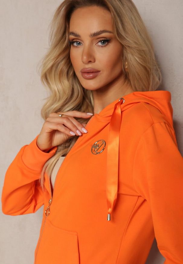 Renee - Pomarańczowa Bluza z Kapturem na Suwak z Metalową Aplikacją Jevase. Okazja: na co dzień. Typ kołnierza: kaptur. Kolor: pomarańczowy. Materiał: jeans. Długość rękawa: długi rękaw. Długość: długie. Wzór: aplikacja. Styl: casual