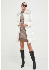 Guess sukienka kolor beżowy mini dopasowana. Kolor: beżowy. Materiał: dzianina. Długość rękawa: długi rękaw. Typ sukienki: dopasowane. Długość: mini #5