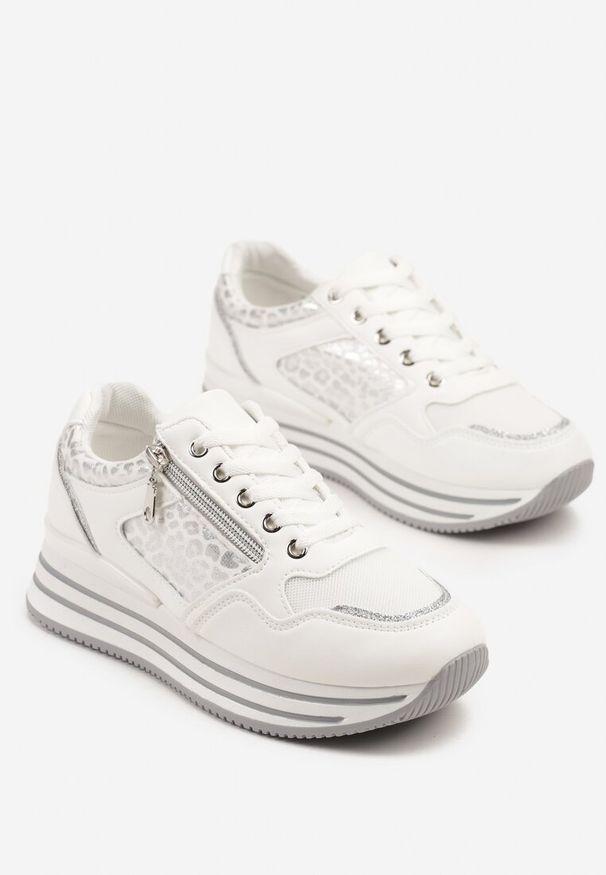 Renee - Białe Sneakersy na Platformie Ozdobione Suwakiem i Paskami Korirae. Okazja: na co dzień. Zapięcie: pasek. Kolor: biały. Materiał: jeans. Wzór: aplikacja. Obcas: na platformie