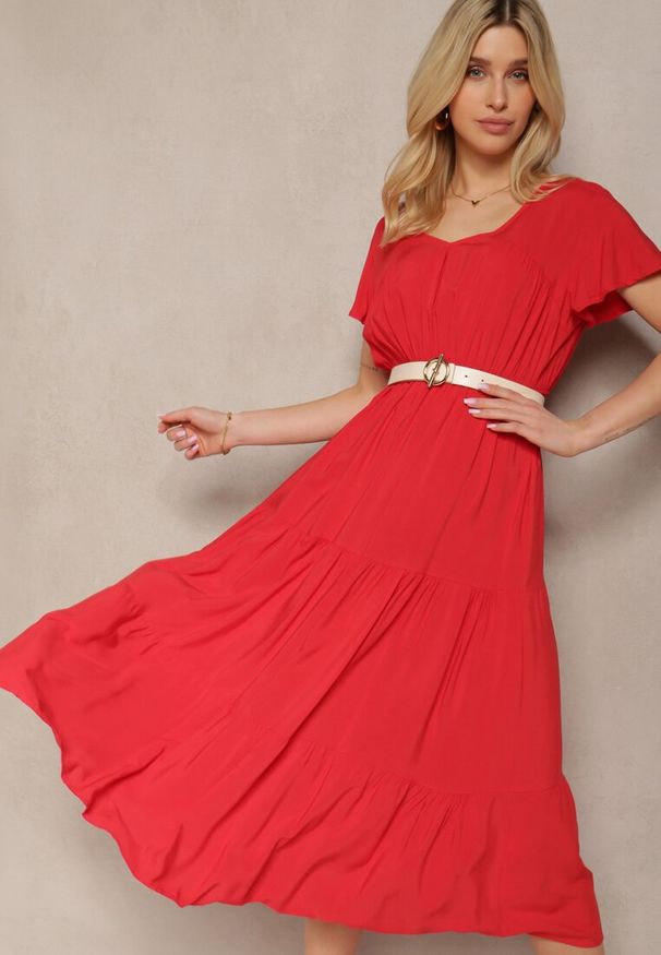 Renee - Czerwona Sukienka z Wiskozy o Rozkloszowanym Kroju z Falbanami Jonmy. Okazja: na co dzień. Typ kołnierza: dekolt w serek. Kolor: czerwony. Materiał: wiskoza. Długość rękawa: krótki rękaw. Wzór: aplikacja. Sezon: lato. Styl: elegancki, casual