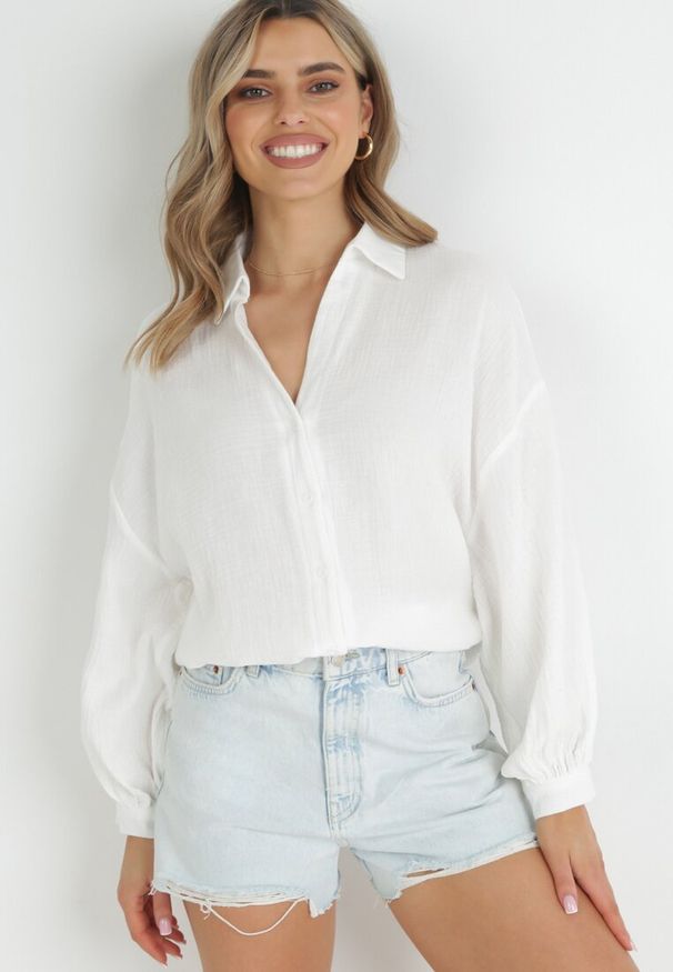 Born2be - Biała Bawełniana Koszula Oversize z Szerokimi Rękawami Melillia. Okazja: na co dzień. Kolor: biały. Materiał: bawełna. Styl: casual