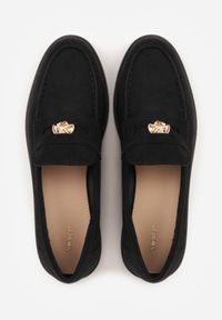 Renee - Czarne Mokasyny VICES ze Skórzaną Wkładką i Metaliczną Ozdobą Sereisana. Nosek buta: okrągły. Kolor: czarny. Materiał: skóra. Wzór: aplikacja. Obcas: na obcasie. Wysokość obcasa: niski #3