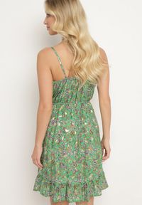 Born2be - Zielona Wiskozowa Sukienka na Ramiączkach z Kopertowym Dekoltem i Gumką w Pasie Dimiette. Okazja: na co dzień. Typ kołnierza: dekolt w kształcie V. Kolor: zielony. Materiał: wiskoza. Długość rękawa: na ramiączkach. Typ sukienki: kopertowe. Styl: casual #2