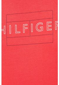 TOMMY HILFIGER - Tommy Hilfiger bluza bawełniana męska kolor czerwony z kapturem z nadrukiem. Typ kołnierza: kaptur. Kolor: czerwony. Materiał: bawełna. Wzór: nadruk