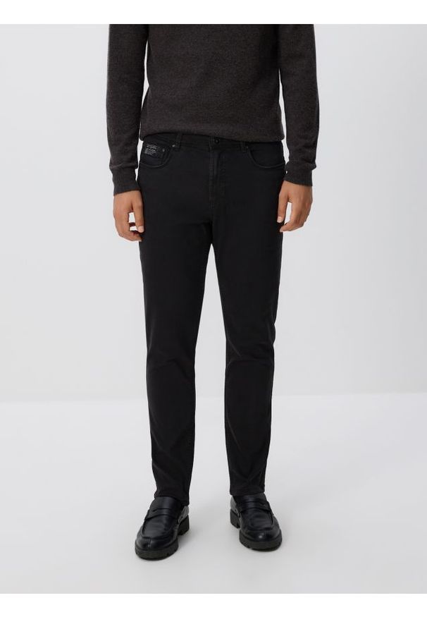 Reserved - Spodnie Slim fit - czarny. Kolor: czarny. Materiał: tkanina, bawełna