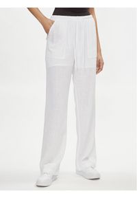 Tommy Jeans Spodnie materiałowe Harper DW0DW17965 Biały Relaxed Fit. Kolor: biały. Materiał: wiskoza, len