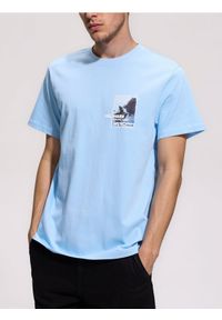 Reserved - T-shirt comfort z nadrukiem - jasnoniebieski. Kolor: niebieski. Materiał: bawełna, dzianina. Wzór: nadruk #1