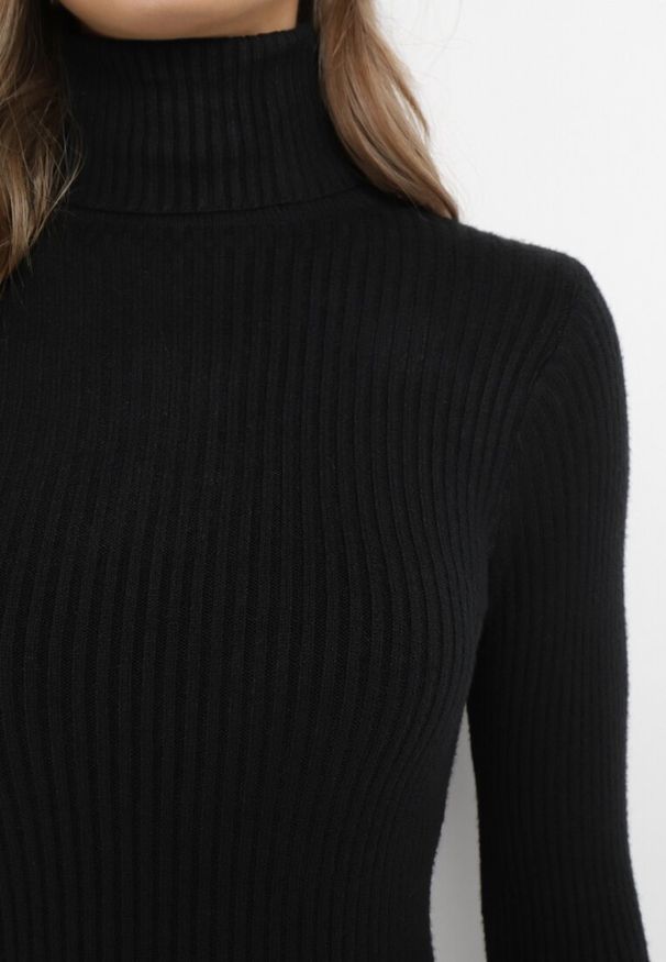 Born2be - Czarna Dopasowana Sukienka Mini z Prążkowanej Dzianiny i Golfem Helmine. Typ kołnierza: golf. Kolor: czarny. Materiał: dzianina, prążkowany. Długość rękawa: długi rękaw. Długość: mini