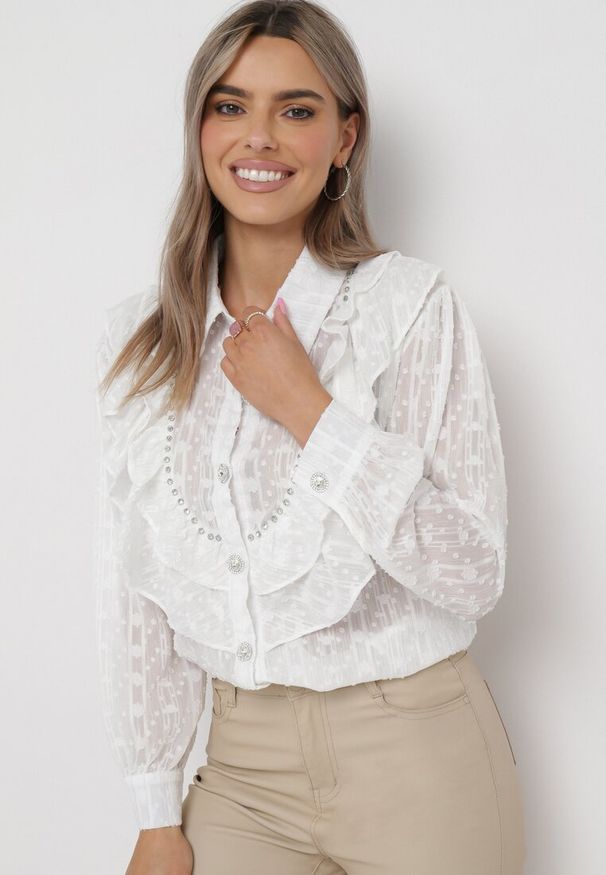 Born2be - Biała Koszula Plumeti z Błyszczącą Nitką i Falbankami Banie. Typ kołnierza: kołnierz z falbankami. Kolor: biały. Materiał: tkanina. Wzór: aplikacja