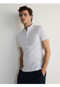 Reserved - Koszulka polo slim z niską stójką - biały. Typ kołnierza: polo, kołnierzyk stójkowy. Kolor: biały. Materiał: bawełna, dzianina