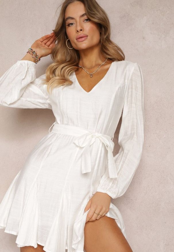 Renee - Biała Rozkloszowana Sukienka Mini z Wiązaniem w Talii Evyna. Kolor: biały. Długość: mini