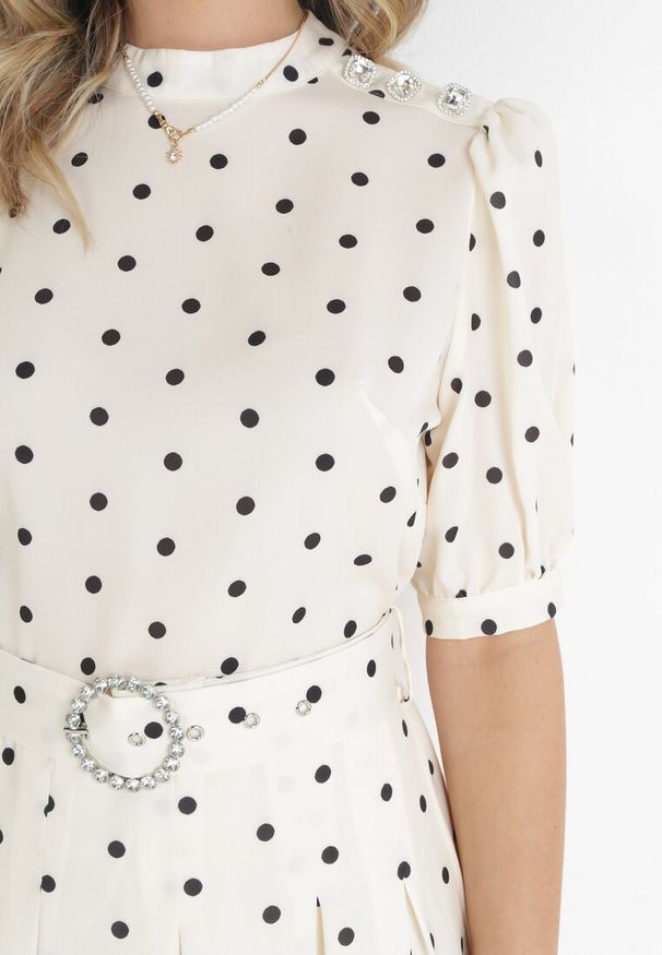 Born2be - Jasnobeżowa Sukienka Midi z Gumką w Talii i Materiałowym Paskiem z Klamrą Maerali. Okazja: na ślub cywilny, na wesele, na imprezę. Typ kołnierza: kołnierzyk stójkowy. Kolor: beżowy. Materiał: materiał. Wzór: grochy. Typ sukienki: rozkloszowane. Styl: elegancki. Długość: midi