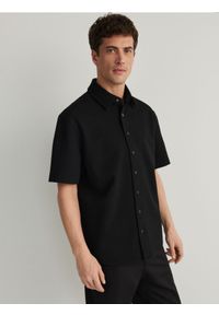 Reserved - Gładka koszula - czarny. Kolor: czarny. Materiał: dzianina. Wzór: gładki