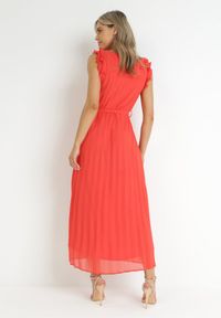 Born2be - Czerwona Plisowana Sukienka Maxi z Falbankami Avalie. Typ kołnierza: kołnierz z falbankami. Kolor: czerwony. Materiał: materiał. Wzór: aplikacja. Długość: maxi #3