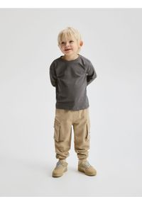 Reserved - Bawełniane joggery cargo - beżowy. Kolor: beżowy. Materiał: bawełna