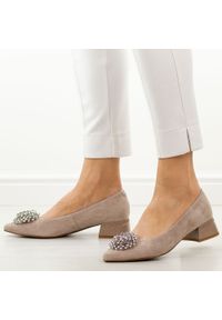 Beżowe skórzane czółenka damskie DiA 3029. Okazja: na co dzień, do pracy. Nosek buta: okrągły. Kolor: beżowy. Wzór: aplikacja. Materiał: skóra, zamsz. Sezon: wiosna, lato. Obcas: na obcasie. Styl: casual, klasyczny, elegancki. Wysokość obcasa: niski #1
