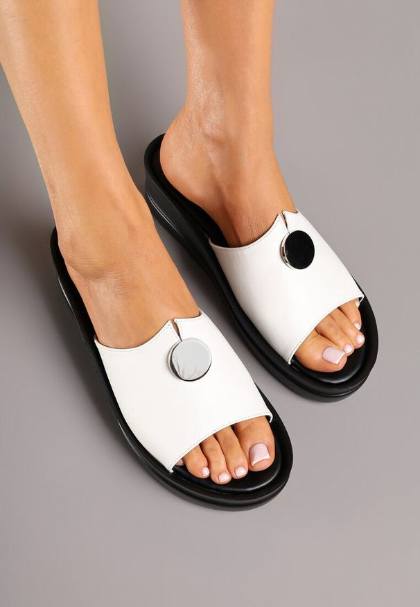 Renee - Białe Klapki Vices na Koturnie z Okrągłą Aplikacją Nitevana. Okazja: na co dzień, na spacer, na imprezę. Nosek buta: okrągły. Kolor: biały. Materiał: jeans. Wzór: aplikacja. Sezon: lato. Obcas: na koturnie. Styl: elegancki, casual