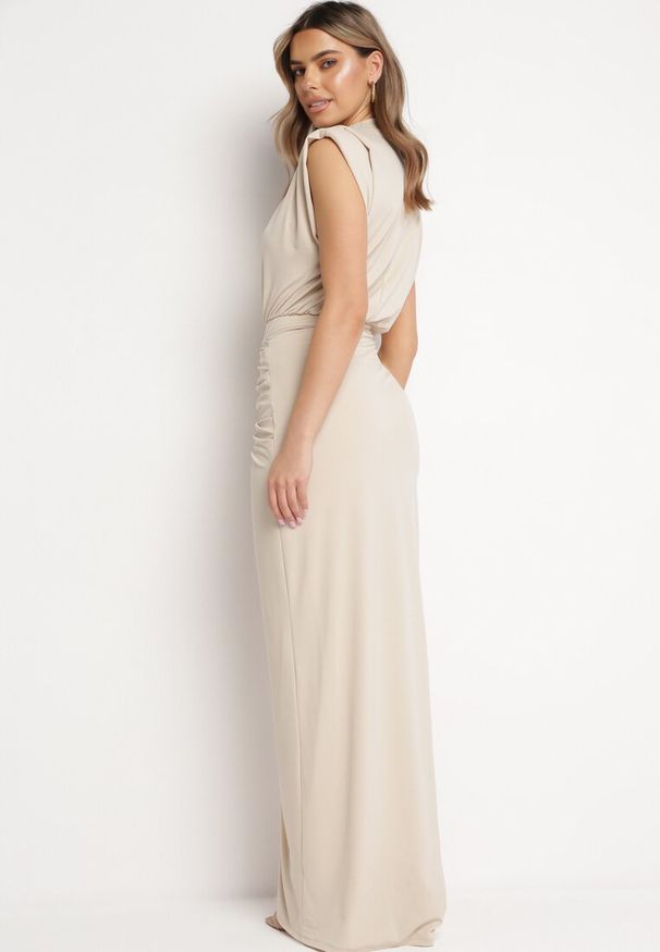 Born2be - Beżowa Sukienka Maxi Dopasowana z Poduszkami w Ramionach i Rozcięciem na Boku Ocrana. Okazja: na wesele, na imprezę, na ślub cywilny. Kolor: beżowy. Typ sukienki: dopasowane. Styl: elegancki, klasyczny. Długość: maxi