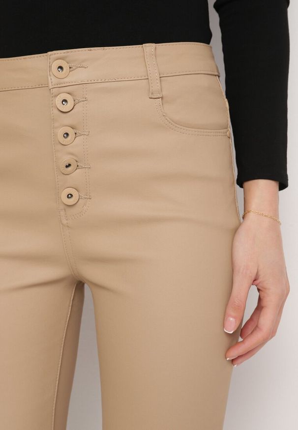 Born2be - Ciemnobeżowe Modelujące Spodnie Skinny z Imitacji Skóry Natividade. Okazja: na co dzień. Kolor: beżowy. Materiał: skóra. Wzór: aplikacja. Styl: casual, elegancki, wizytowy