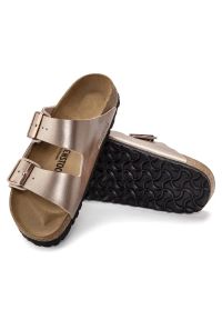 Birkenstock - BIRKENSTOCK ARIZONA BF COPPER Klapki damskie. Okazja: na co dzień. Kolor: brązowy. Materiał: materiał. Wzór: paski. Sezon: lato. Styl: elegancki, casual, klasyczny #5