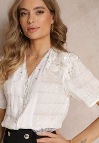 Renee - Biała Koszula Bluzka z Koronką i Falbankami Engelli. Typ kołnierza: kołnierz z falbankami. Kolor: biały. Materiał: koronka. Długość rękawa: krótki rękaw. Długość: krótkie. Wzór: koronka #5
