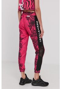 LABELLAMAFIA - LaBellaMafia Spodnie damskie kolor różowy wzorzyste. Kolor: różowy #3