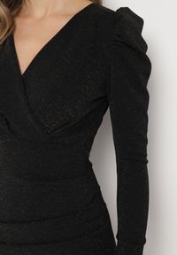 Born2be - Czarna Dopasowana Sukienka Kopertowa Mini z Metaliczną Nitką Noires. Typ kołnierza: dekolt kopertowy. Kolor: czarny. Materiał: tkanina. Długość rękawa: długi rękaw. Typ sukienki: kopertowe. Długość: mini #4