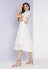 Born2be - Biała Sukienka Ipharei. Kolor: biały. Materiał: tkanina. Wzór: ażurowy, aplikacja. Styl: wizytowy. Długość: midi