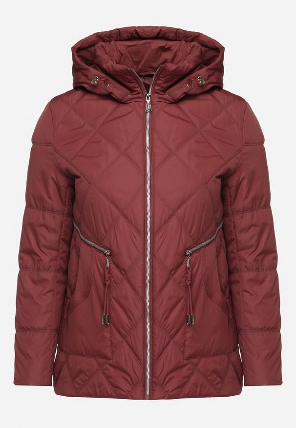 Born2be - Czerwona Pikowana Kurtka z Kapturem i Ozdobnymi Suwakami Carnaye. Okazja: na spacer, na co dzień. Typ kołnierza: kaptur. Kolekcja: plus size. Kolor: czerwony. Materiał: jeans. Styl: casual, elegancki, sportowy